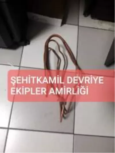 Okul kablolarını çalmak isteyen hırsızlara suçüstü Okul kablolarını çalmak isteyen hırsızlara suçüstü