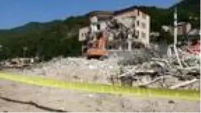 Selin vurduğu Dereli'de, jandarma eşliğinde yıkım sürüyor Selin vurduğu Dereli'de, jandarma eşliğinde yıkım sürüyor