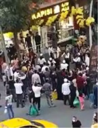 Sultangazi'de dükkan açılışında bedava döner dağıtılınca izdiham yaşandı Sultangazi'de dükkan açılışında bedava döner dağıtılınca izdiham yaşandı