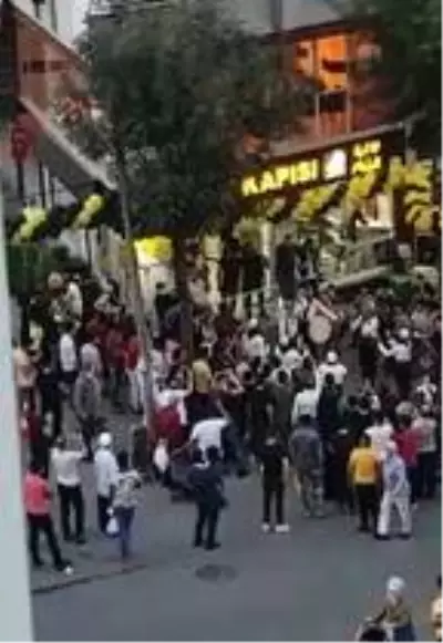 Sultangazi'de dükkan açılışında bedava döner dağıtılınca izdiham yaşandı Sultangazi'de dükkan açılışında bedava döner dağıtılınca izdiham yaşandı