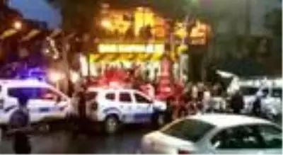 Sultangazi'de dükkan açılışında bedava döner dağıtılınca izdiham yaşandı Sultangazi'de dükkan açılışında bedava döner dağıtılınca izdiham yaşandı