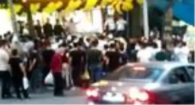 Sultangazi'de dükkan açılışında bedava döner dağıtılınca izdiham yaşandı Sultangazi'de dükkan açılışında bedava döner dağıtılınca izdiham yaşandı