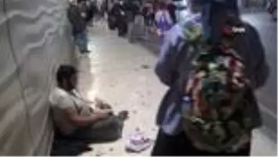 Taksim'de evsiz Mazlum ve kedinin dostluğu Taksim'de evsiz Mazlum ve kedinin dostluğu