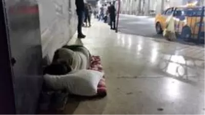 Taksim'de evsiz Mazlum ve kedinin dostluğu Taksim'de evsiz Mazlum ve kedinin dostluğu