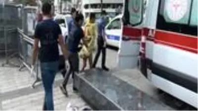 Taksim Meydanı'nda çırılçıplak haldeki kadın, polisleri harekete geçirdi Taksim Meydanı'nda çırılçıplak haldeki kadın, polisleri harekete geçirdi