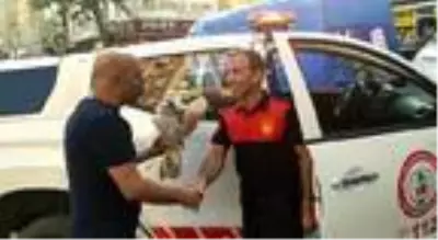 Yangın ihbarına giden itfaiyecilere çiçekli karşılama Yangın ihbarına giden itfaiyecilere çiçekli karşılama
