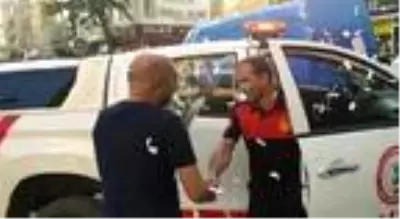 Yangın ihbarına giden itfaiyecilere çiçekli karşılama Yangın ihbarına giden itfaiyecilere çiçekli karşılama