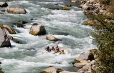 Zap Nehri'nde rafting heyecanı Zap Nehri'nde rafting heyecanı