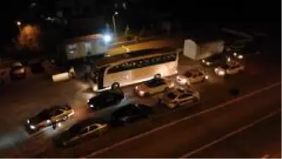 43 ilin geçiş noktasında gece yarısı 'HES kodu' denetimi: Otobüsler tek tek durduruluyor 43 ilin geçiş noktasında gece yarısı 'HES kodu' denetimi: Otobüsler tek tek durduruluyor