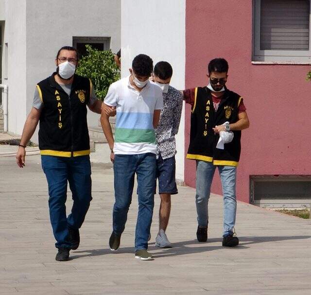 Adana'da ikiz kardeşler bıçaklanarak gasp edildi, çevredekiler durup izledi