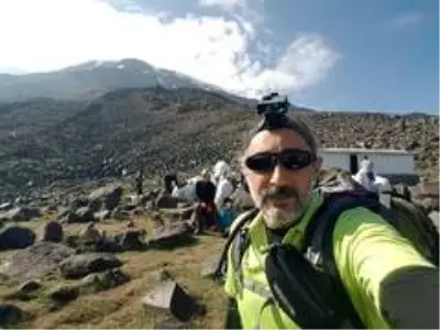 Ağrı Dağı'nın zirvesinde 3 gün 2 gece kalan Dağcı, Türkiye'nin 81 farklı zirvesine tırmanacak Ağrı Dağı'nın zirvesinde 3 gün 2 gece kalan Dağcı, Türkiye'nin 81 farklı zirvesine tırmanacak
