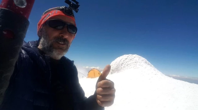 Ağrı Dağı'nın zirvesinde 3 gün 2 gece kalan Dağcı, Türkiye'nin 81 farklı zirvesine tırmanacak