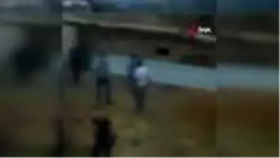 Ahırda başlayıp samanlık ile eve sıçrayan yangın güçlükle söndürüldü Ahırda başlayıp samanlık ile eve sıçrayan yangın güçlükle söndürüldü