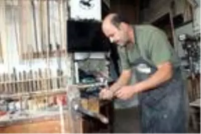 Ahlat bastonuna gümüş işlemeli tasarım Ahlat bastonuna gümüş işlemeli tasarım