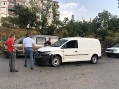 Alaplı'da iki otomobil çarpıştı: 3 yaralı Alaplı'da iki otomobil çarpıştı: 3 yaralı