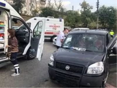 Alaplı'da iki otomobil çarpıştı: 3 yaralı Alaplı'da iki otomobil çarpıştı: 3 yaralı