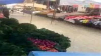Meteoroloji uyarmıştı! Sağanak yağış sonrası Arnavutköy'deki semt pazarı sele teslim oldu Meteoroloji uyarmıştı! Sağanak yağış sonrası Arnavutköy'deki semt pazarı sele teslim oldu