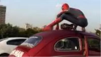 Ataşehir D-100'de 'Örümcek Adam' sürprizi Ataşehir D-100'de 'Örümcek Adam' sürprizi