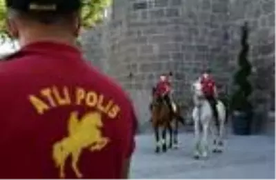 Son dakika haberleri... Atlı polislerden maske ve sosyal mesafe denetimi Son dakika haberleri... Atlı polislerden maske ve sosyal mesafe denetimi