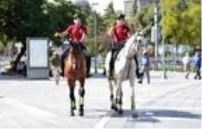 Son dakika haberleri... Atlı polislerden maske ve sosyal mesafe denetimi Son dakika haberleri... Atlı polislerden maske ve sosyal mesafe denetimi