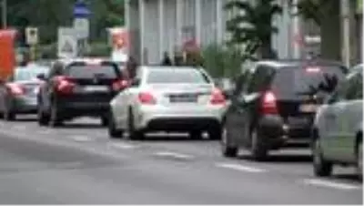 Berlin'de toplu taşıma çalışanlarının grevi hayatı felç etti