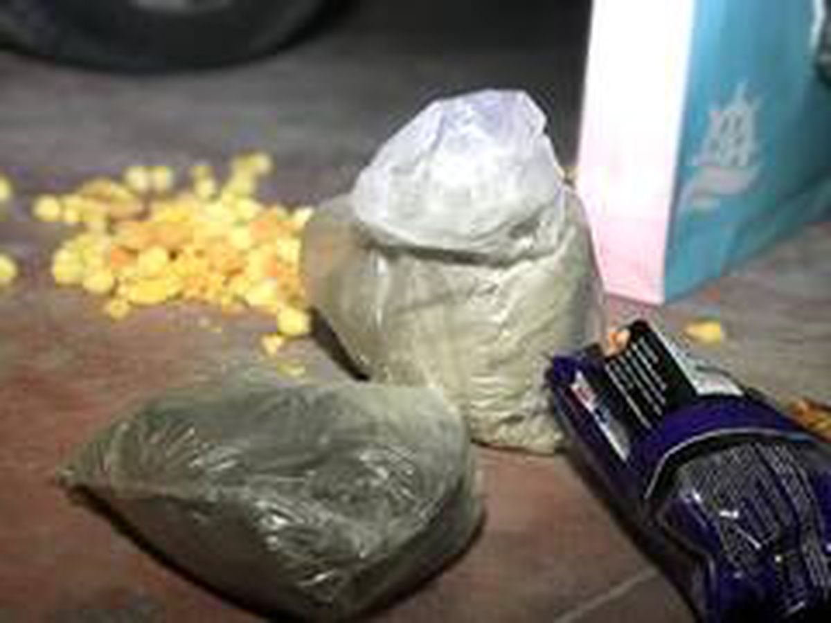 Cips poşetinde uyuşturucu madde taşırken yakalandılar