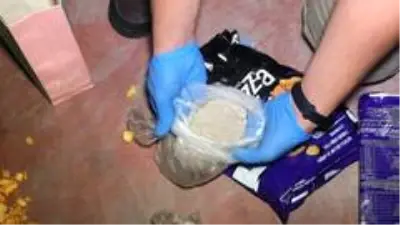 Cips poşetinde uyuşturucu madde taşırken yakalandılar Cips poşetinde uyuşturucu madde taşırken yakalandılar