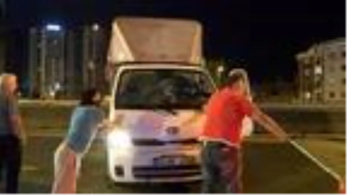 D-100 KARAYOLU'NDA DEVRİLEN KAMYONET TRAFİĞİ