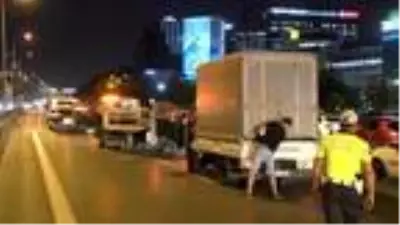 D-100 KARAYOLU'NDA DEVRİLEN KAMYONET TRAFİĞİ D-100 KARAYOLU'NDA DEVRİLEN KAMYONET TRAFİĞİ