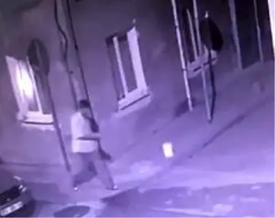 Damat, kayınvalidesinin evini kundaklarken kameraya böyle yakalandı Damat, kayınvalidesinin evini kundaklarken kameraya böyle yakalandı