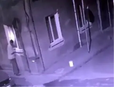 Damat, kayınvalidesinin evini kundaklarken kameraya böyle yakalandı Damat, kayınvalidesinin evini kundaklarken kameraya böyle yakalandı