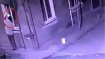 Damat, kayınvalidesinin evini kundaklarken kameraya böyle yakalandı Damat, kayınvalidesinin evini kundaklarken kameraya böyle yakalandı