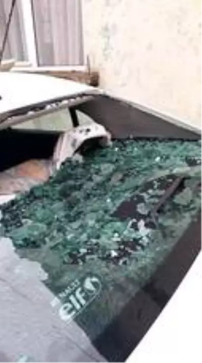 Dolu araç camlarını tuzla buz etti Dolu araç camlarını tuzla buz etti
