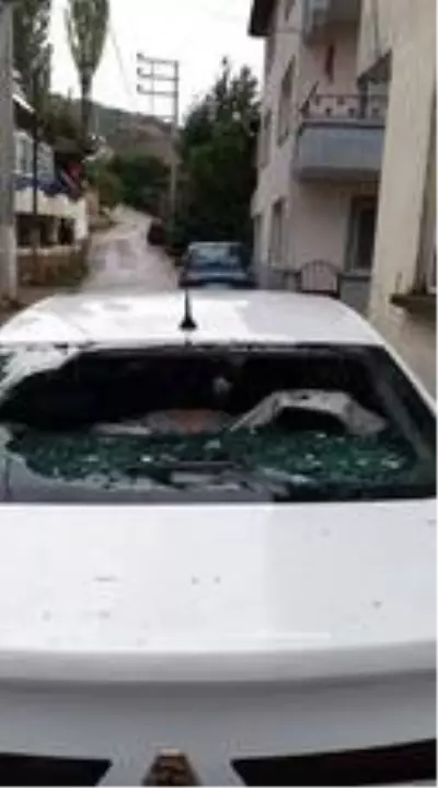 Dolu araç camlarını tuzla buz etti Dolu araç camlarını tuzla buz etti