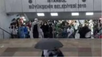 Eminönü'nde yağmurdan korunmak isteyenler alt geçide sığındı Eminönü'nde yağmurdan korunmak isteyenler alt geçide sığındı