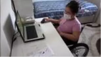 Engelli Ayşe, fedakar öğretmeni sayesinde uzaktan eğitim sevinci yaşıyor Engelli Ayşe, fedakar öğretmeni sayesinde uzaktan eğitim sevinci yaşıyor