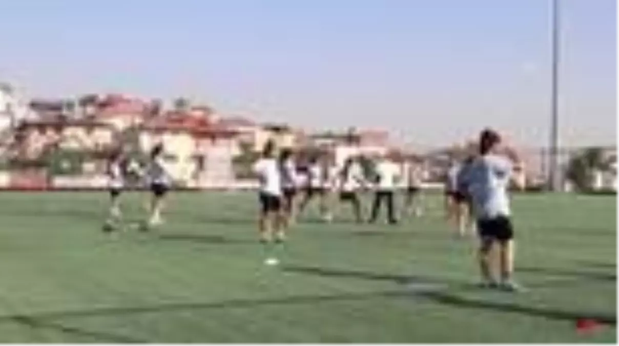 Erkeklere inat başladığı futbolda adını milli takıma yazdırmak istiyor