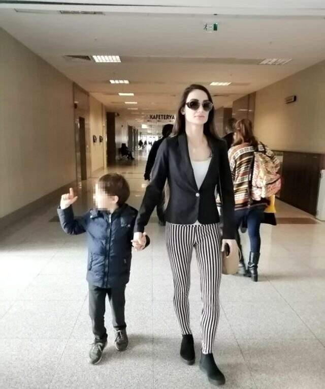 Eski futbolcu Emre Aşık, kendisini öldürmek için plan yapan eşi Yağmur Aşık'a karşı koruma kararı aldırdı Eski futbolcu Emre Aşık, kendisini öldürmek için plan yapan eşi Yağmur Aşık'a karşı koruma kararı aldırdı