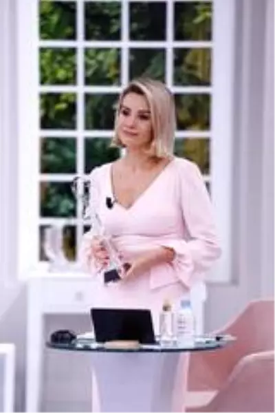 Esra Erol'a Şehit ve Gazi Aileleri Derneğinden anlamlı ödül Esra Erol'a Şehit ve Gazi Aileleri Derneğinden anlamlı ödül