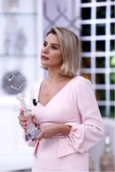 Esra Erol'a Şehit ve Gazi Aileleri Derneğinden anlamlı ödül Esra Erol'a Şehit ve Gazi Aileleri Derneğinden anlamlı ödül