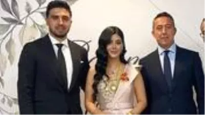 Fenerbahçeli Ozan Tufan nişanlandı, kurdeleyi başkan Ali Koç kesti Fenerbahçeli Ozan Tufan nişanlandı, kurdeleyi başkan Ali Koç kesti
