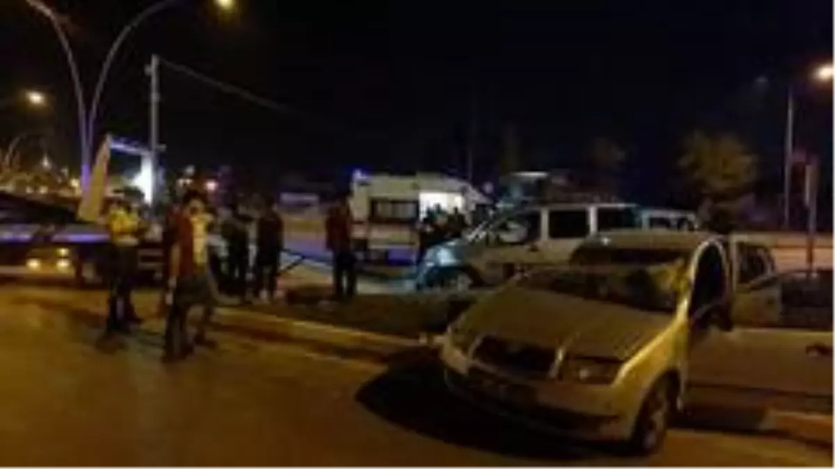 Hafif ticari araç ve otomobil çarpıştı: 6 yaralı