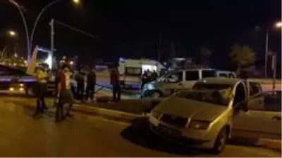 Hafif ticari araç ve otomobil çarpıştı: 6 yaralı Hafif ticari araç ve otomobil çarpıştı: 6 yaralı