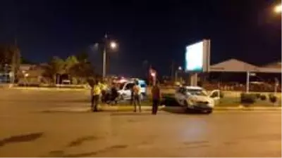 Hafif ticari araç ve otomobil çarpıştı: 6 yaralı Hafif ticari araç ve otomobil çarpıştı: 6 yaralı