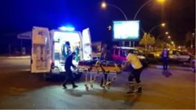 Hafif ticari araç ve otomobil çarpıştı: 6 yaralı Hafif ticari araç ve otomobil çarpıştı: 6 yaralı