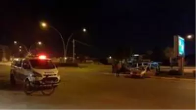 Hafif ticari araç ve otomobil çarpıştı: 6 yaralı Hafif ticari araç ve otomobil çarpıştı: 6 yaralı