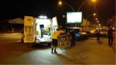 Hafif ticari araç ve otomobil çarpıştı: 6 yaralı Hafif ticari araç ve otomobil çarpıştı: 6 yaralı