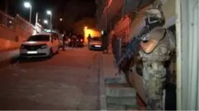 İstanbul'da zehir tacirlerine eş zamanlı operasyon İstanbul'da zehir tacirlerine eş zamanlı operasyon
