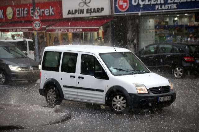 İstanbul'daki dolu felaketinden çarpıcı görüntüler