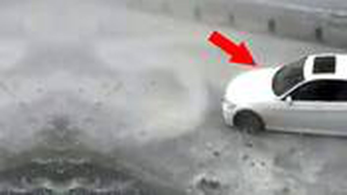 İstanbul'daki sel kabusunu en iyi anlatan video! Araç bir anda sürüklenmeye başladı